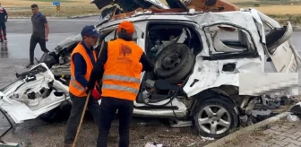 Sivas'ta vinç ile hafif ticari araç çarpıştı: Baba ve iki oğlu öldü, 3 kişi yaralandı