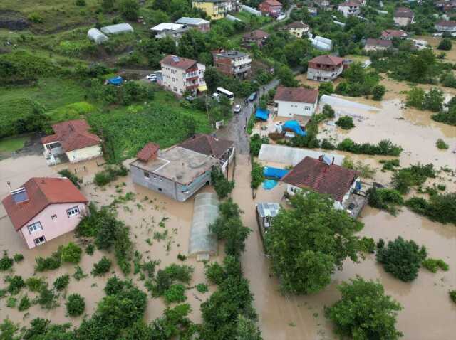 Sel ve heyelan nedeniyle hayat felç olduğu Karadeniz'de 13 il için yeni uyarı var