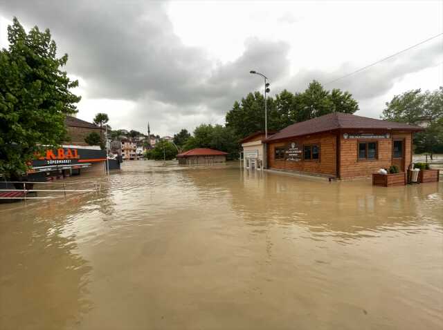 Sel ve heyelan nedeniyle hayat felç olduğu Karadeniz'de 13 il için yeni uyarı var