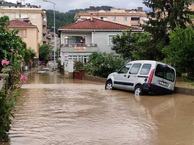 Sel ve heyelan nedeniyle hayat felç olduğu Karadeniz'de 13 il için yeni uyarı var