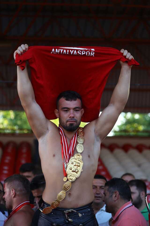 Tarihi Kırkpınar Yağlı Güreşleri'ne damga vuran an! Başpehlivan Zeybek'in eşi sessizliğini bozdu