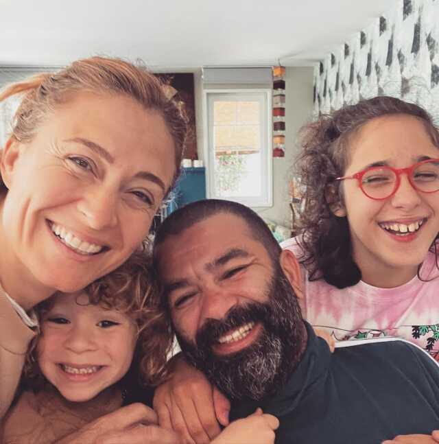 Tek celsede boşanan Ceyda Düvenci ve Bülent Şakrak çiftinin çocuğunun velayeti annede kaldı Tek celsede boşanan Ceyda Düvenci ve Bülent Şakrak çiftinin çocuğunun velayeti annede kaldı