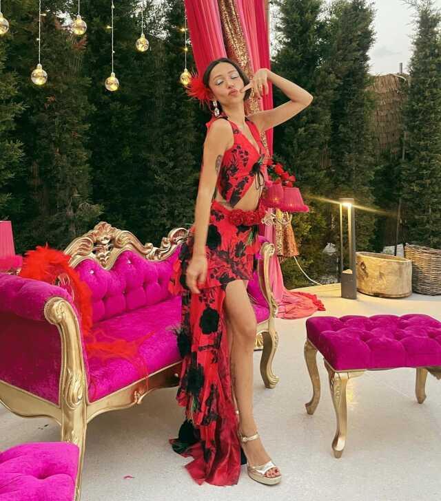 Zeynep Bastık, doğum günü partisinde Kerimcan Durmaz'la dudak dudağa poz verdi Zeynep Bastık, doğum günü partisinde Kerimcan Durmaz'la dudak dudağa poz verdi