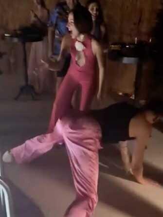 Zeynep Bastık, doğum günü partisinde Kerimcan Durmaz'la dudak dudağa poz verdi Zeynep Bastık, doğum günü partisinde Kerimcan Durmaz'la dudak dudağa poz verdi