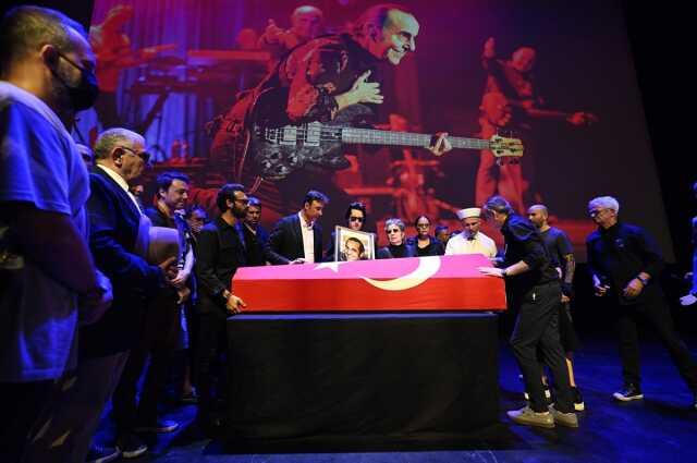 41 yıllık eşi Özkan Uğur'a veda eden Aysun Aslan, salondakilerden 1 dakikalık saygı duruşunda bulunmalarını istedi