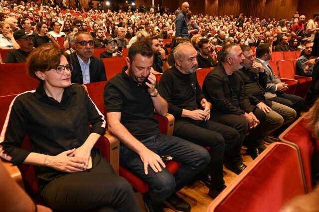 41 yıllık eşi Özkan Uğur'a veda eden Aysun Aslan, salondakilerden 1 dakikalık saygı duruşunda bulunmalarını istedi