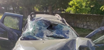 Afyonkarahisar'ın Sandıklı ilçesinde parkın kapısına çarpan otomobilde 5 kişi yaralandı