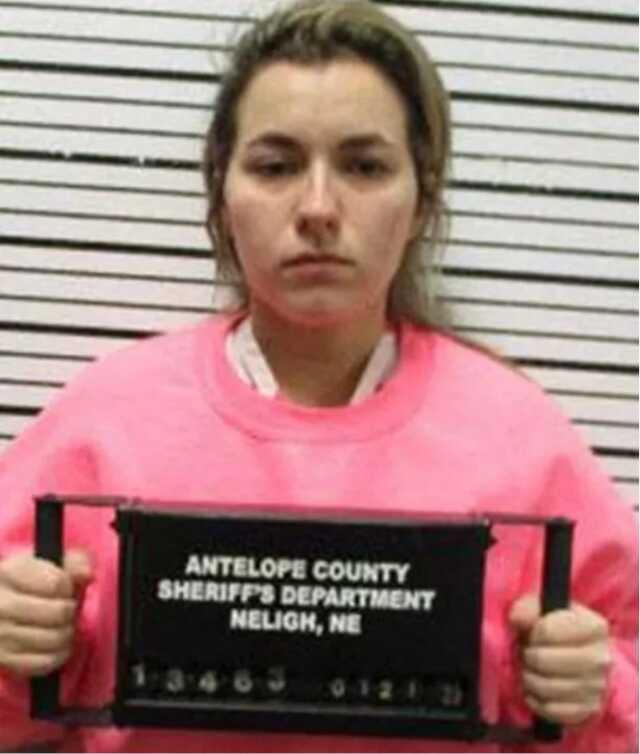 Amerika'da bir öğretmen öğrencisiyle mezarlıkta ilişkiye girdiğini itiraf etti Amerika'da bir öğretmen öğrencisiyle mezarlıkta ilişkiye girdiğini itiraf etti