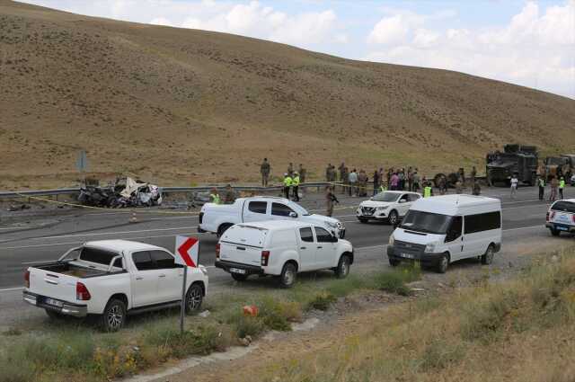 Askeri araç ile otomobil çarpıştı: 1 asker şehit, 12 asker yaralı