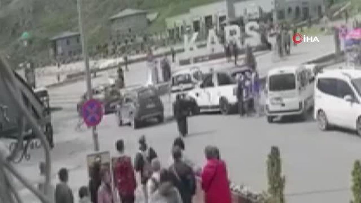 Bisikletiyle rampa aşağı inen çocuk seyir halindeki araca böyle çarptı