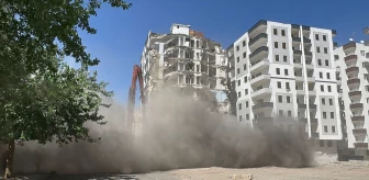 Diyarbakır'da depremde hasar gören 3 bina yıkılmaya başlandı