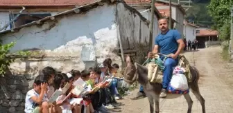 Eşek Sırtında Kitap Dağıtan Gönüllü