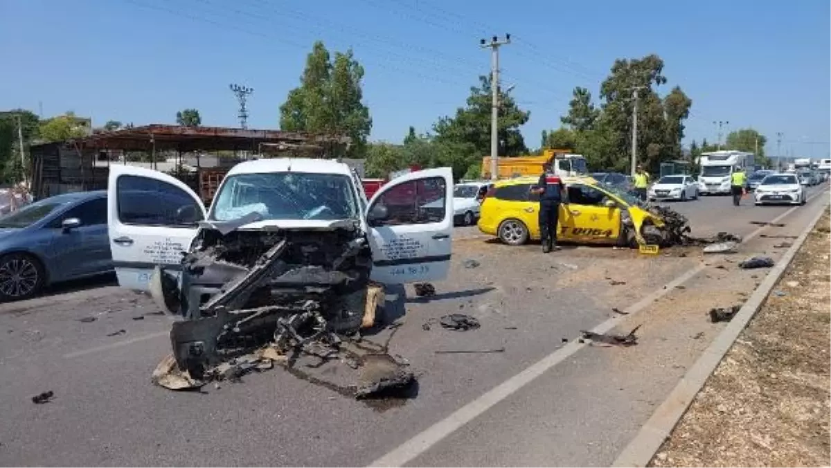 Silifke'de taksi ile sağlık hizmeti aracı kafa kafaya çarpıştı: 5 yaralı