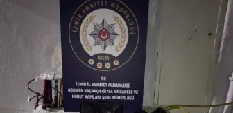 İzmir'de Kaçak Göçmen Operasyonu: 4 Göçmen Yakalandı, 2 Organizatör Tutuklandı