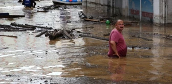 Karadeniz'de sel mücadelesi! Ev ve iş yerleri çamurla kaplandı, kayıp 1 kişi aranıyor