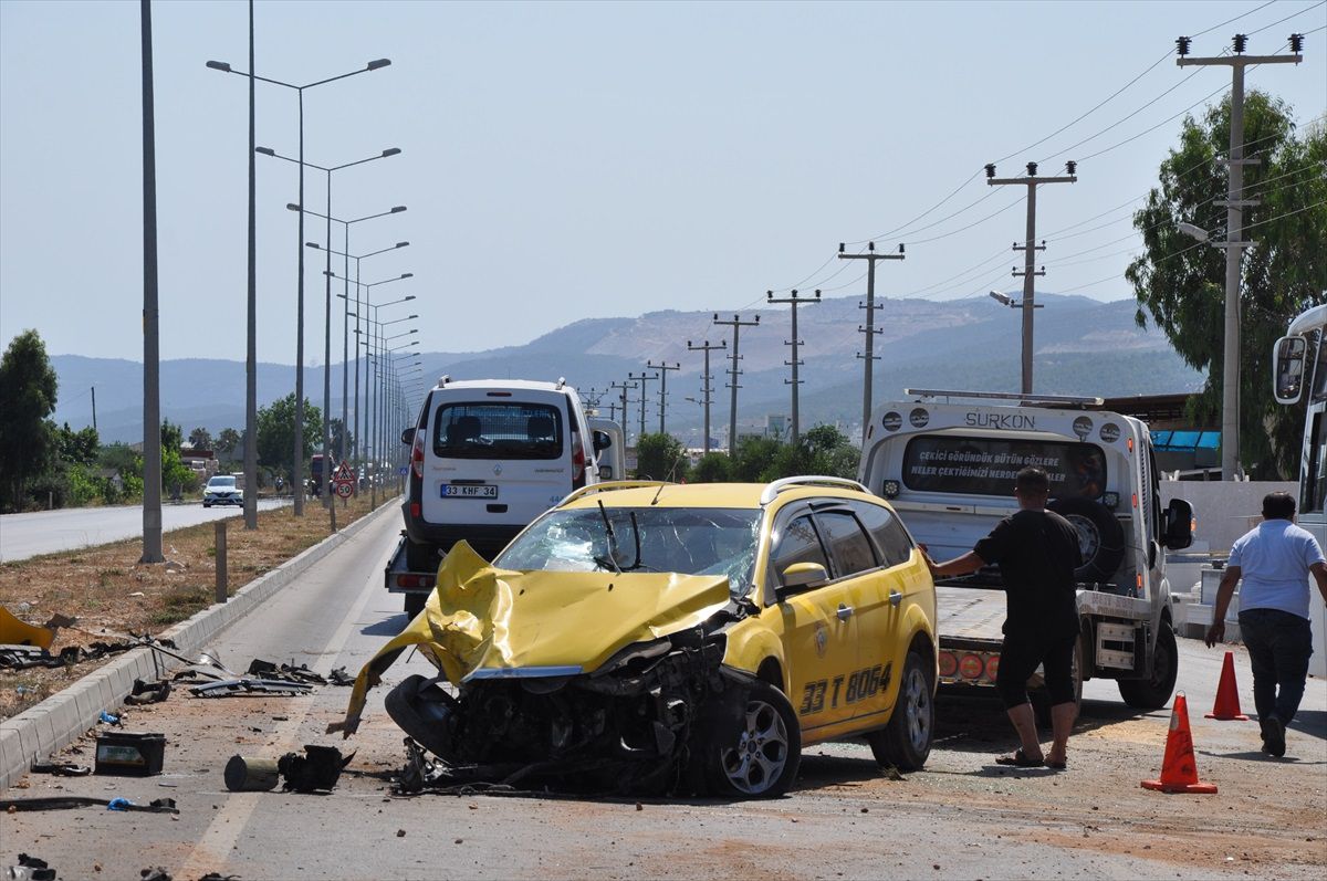 Silifke'de Ticari Taksi Kazası: 3'ü Sağlık Çalışanı 5 Kişi Yaralandı