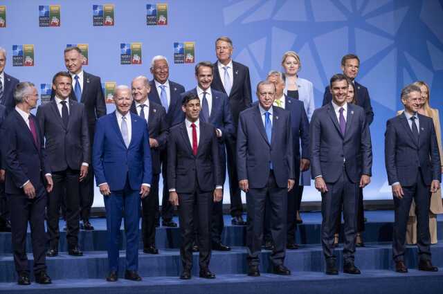 NATO Liderler Zirvesi aile fotoğrafıyla başladı! Liderler 2 kritik konuyu ele alacak