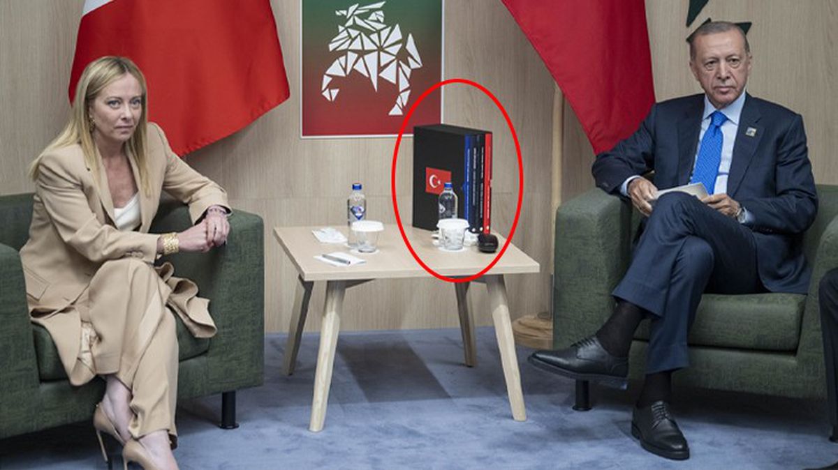 NATO zirvesinde liderlerle görüşen Erdoğan'ın yanı başındaki 4 kitap dikkat çekti