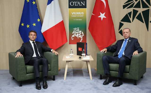NATO zirvesinde liderlerle görüşen Erdoğan'ın yanı başındaki 4 kitap dikkat çekti