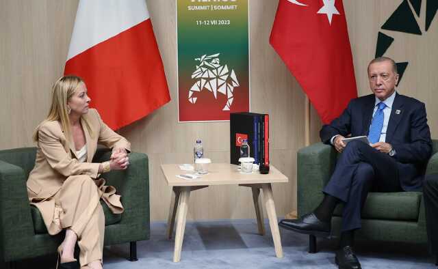 NATO zirvesinde liderlerle görüşen Erdoğan'ın yanı başındaki 4 kitap dikkat çekti
