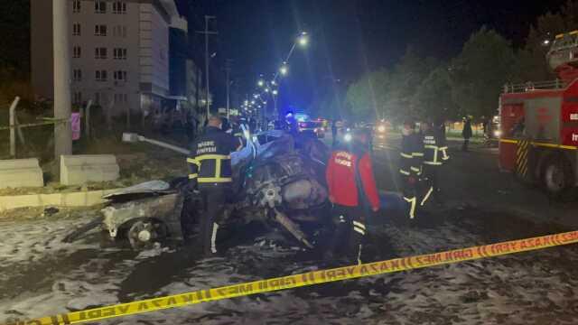 Önce yayaya ardından elektrik direğine çarpan otomobil alev aldı! İçindeki 3 kişi yanarak öldü Önce yayaya ardından elektrik direğine çarpan otomobil alev aldı! İçindeki 3 kişi yanarak öldü