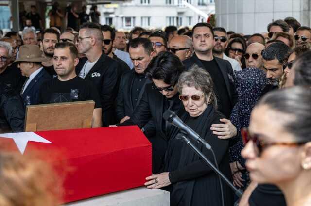 Sanatçı Özkan Uğur son yolculuğuna uğurlandı