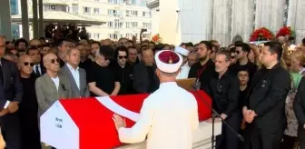 Sanatçı Özkan Uğur'un cenazesi son yolculuğuna uğurlandı
