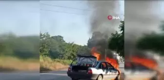 Seyir halindeki otomobil alev alev yandı