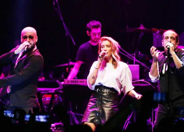 Sıla Gençoğlu, ölümüyle yıkıldığı Özkan Uğur'u konserinde andı Sıla Gençoğlu, ölümüyle yıkıldığı Özkan Uğur'u konserinde andı