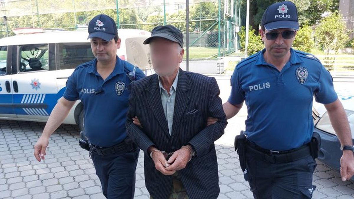 81 yaşındaki dede, küfürleşme kavgasında komşuları olan baba oğlu bıçakladı