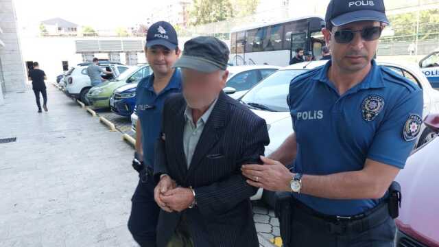 81 yaşındaki dede, küfürleşme kavgasında komşuları olan baba oğlu bıçakladı 81 yaşındaki dede, küfürleşme kavgasında komşuları olan baba oğlu bıçakladı