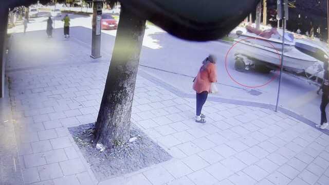 Akıllara durgunluk veren kaza! Karayolunda teknenin altında metrelerce böyle sürüklendi