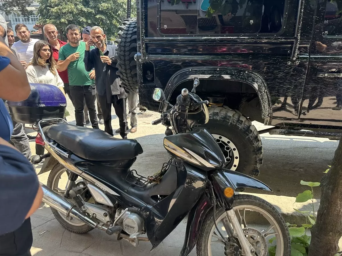 Akyazı'da hafif ticari araç ile motosiklet çarpıştı, sürücü yaralandı