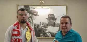 Altın Kemeri Kazanan Yusuf Can Zeybek Antalya'da Coşkuyla Karşılandı