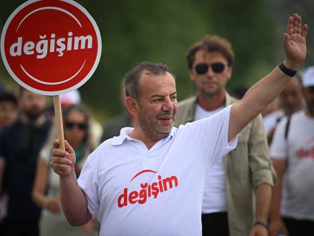 Bolu'dan Ankara'ya yürüyen Tanju Özcan'dan vatandaşlara çağrı: Saat 17.00'de CHP Genel Merkezi'nde buluşalım