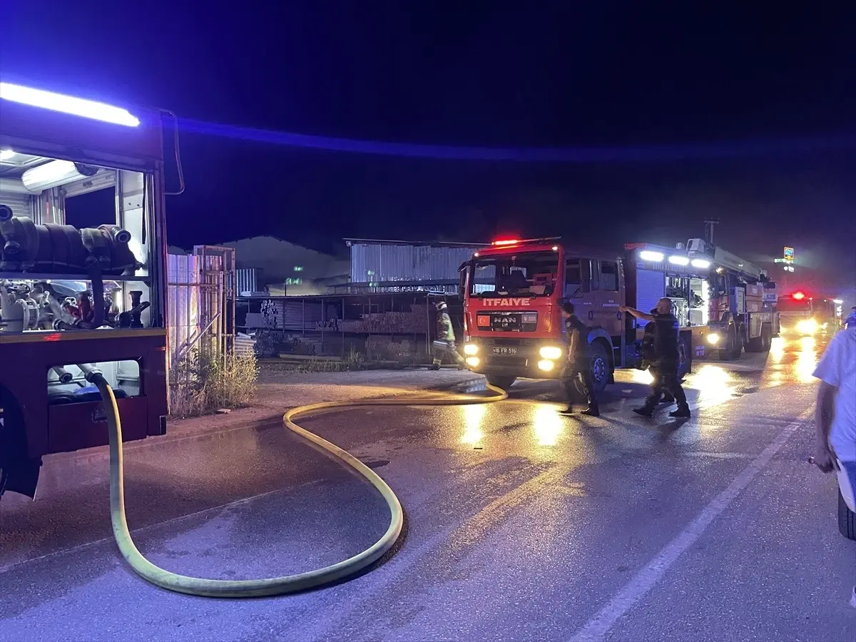 Bursa'da Plastik Boru Deposunda Yangın