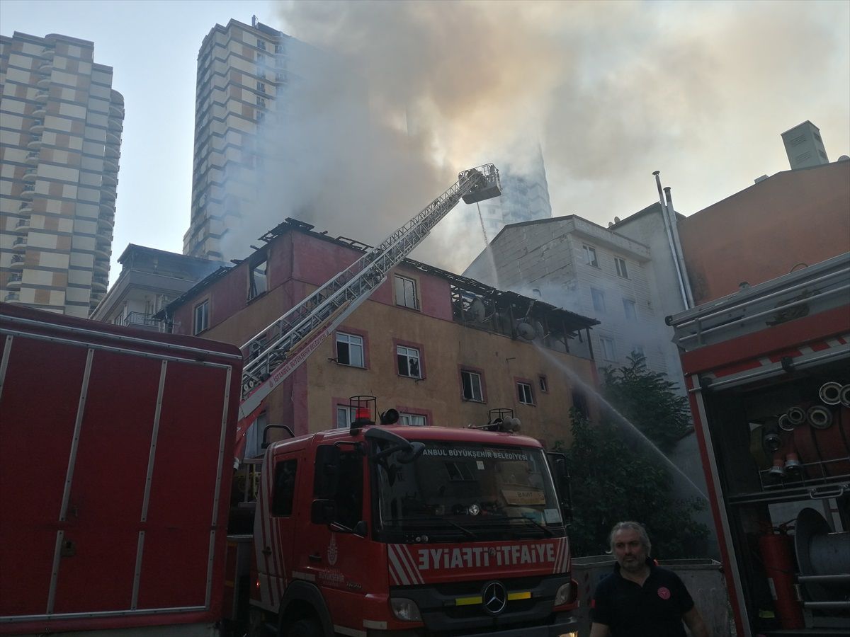 Esenyurt'ta Kullanılmayan Bir Binada Yangın Çıktı