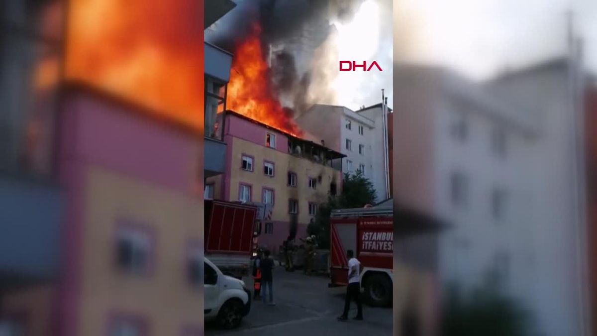 ESENYURT'TA BİNANIN ÇATISI ALEV ALEV YANDI