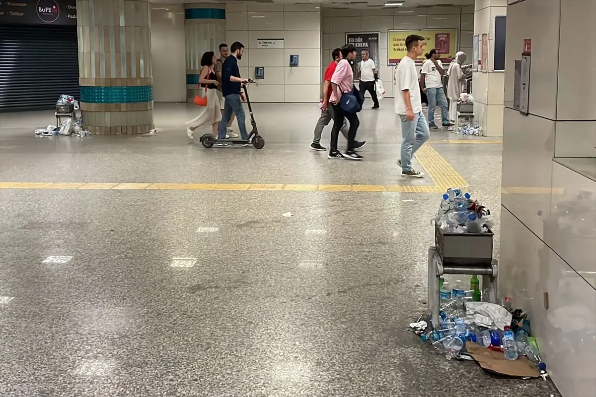 Kadıköy'de Çöplerin Toplanmaması Kötü Görüntü ve Koku Oluşturdu