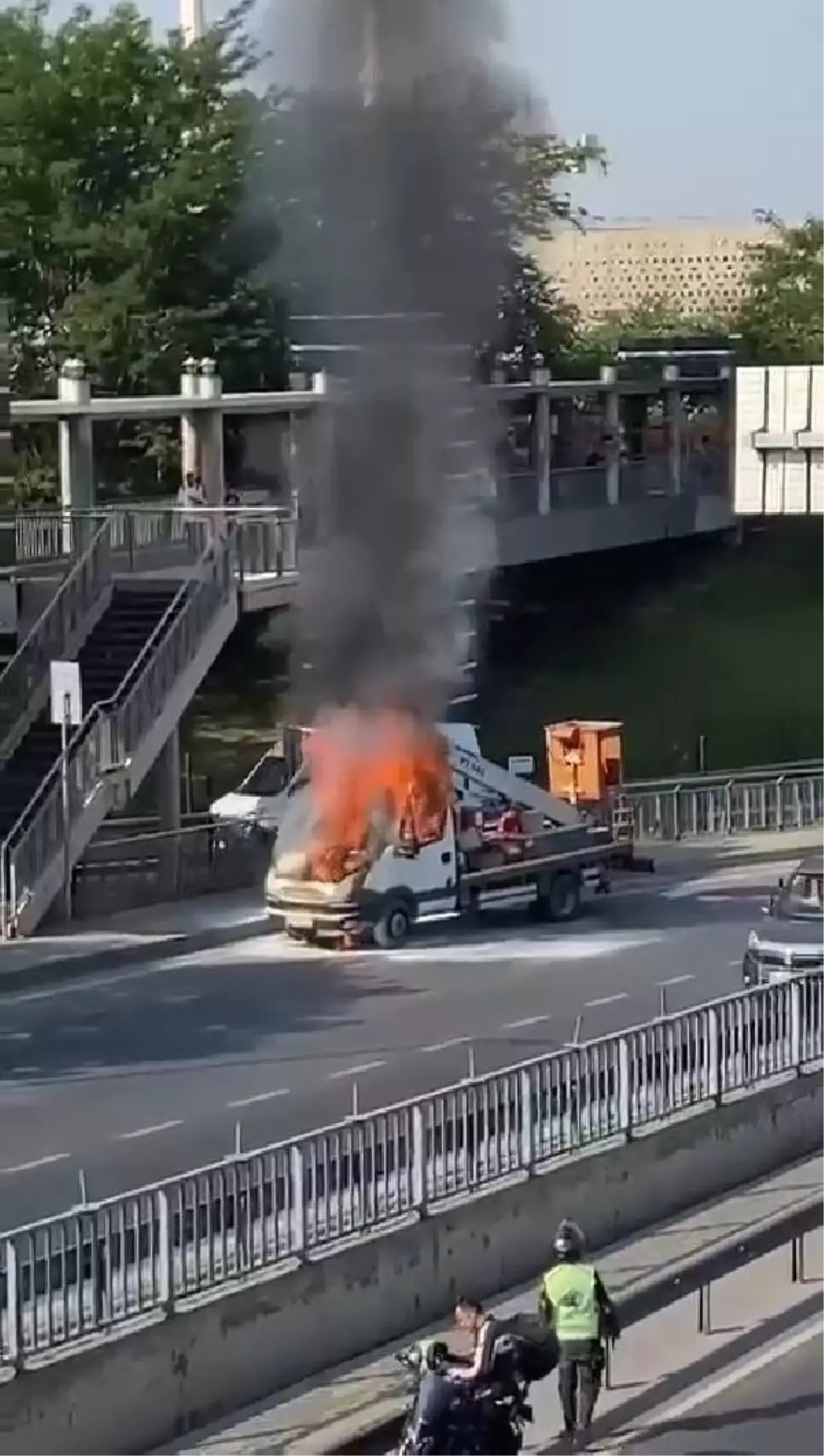 Kağıthane'de Kamyonet Alev Alev Yandı