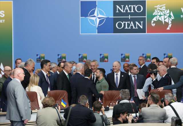 NATO Zirvesi öncesinde gülümseten anlar! Erdoğan, liderlerle ayaküstü sohbet etti
