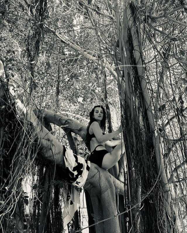 Peş peşe bikinili pozlarını paylaşan İrem Helvacıoğlu, fiziğiyle hayran bıraktı Peş peşe bikinili pozlarını paylaşan İrem Helvacıoğlu, fiziğiyle hayran bıraktı