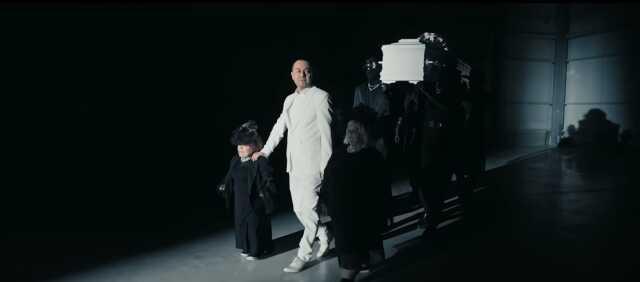 Serdar Ortaç'ın klibinde kullanılan tabut çalındı! Hırsızın notu pes dedirtti: Anı olarak aldım Serdar Ortaç'ın klibinde kullanılan tabut çalındı! Hırsızın notu pes dedirtti: Anı olarak aldım