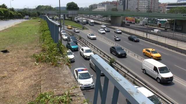 Sürücüsünün sara nöbeti geçirdiği otomobil, 8 metre yükseklikten D-100 yan yola düştü
