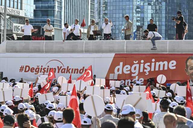 Tanju Özcan, CHP Genel Merkezi önünde Kılıçdaroğlu'nu hedef aldı: Yeter artık, kurultayda aday olmayacağını açıkla