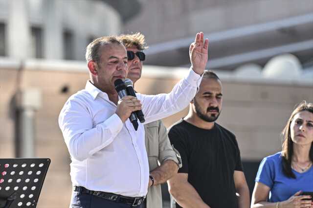 Tanju Özcan, CHP Genel Merkezi önüne koltuk fırlatarak Kılıçdardaroğlu'na seslendi: Al bu koltuğu evinde otur, torunlarını sev