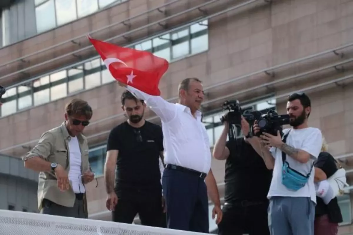 Bolu Belediye Başkanı Tanju Özcan, CHP Genel Merkezi Önünde Eylem Yaptı