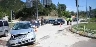 Tokat'ta Kırmızı Işıkta Geçen Otomobilin Çarptığı Kazada 4 Kişi Yaralandı