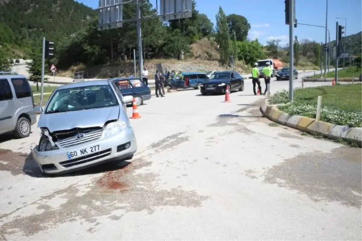 Tokat'ta Kırmızı Işıkta Geçen Otomobilin Çarptığı Kazada 4 Kişi Yaralandı