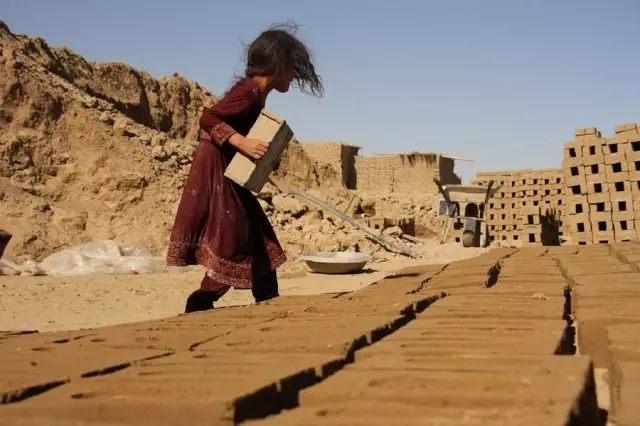 Afganistan'da Tuğla Ocaklarındaki Çocuk İşçi Sayısı Gün Geçtikçe Artıyor Afganistan'da Tuğla Ocaklarındaki Çocuk İşçi Sayısı Gün Geçtikçe Artıyor
